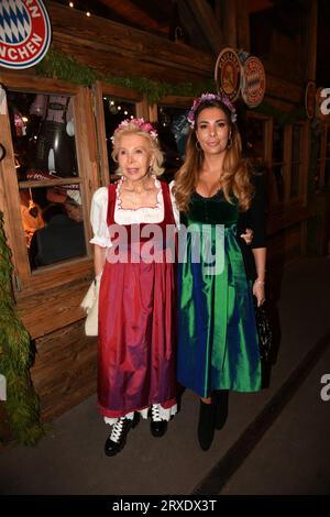 München, Deutschland. September 2023. Ute-Henriette Ohoven, UNESCO-Sonderbotschafterin, (l) und Chiara Ohoven erreichen das Käferzelt. Die 188. Wiesn findet in diesem Jahr vom 16.09. Bis 03.10.2023 statt. Quelle: Felix Hörhager/dpa/Alamy Live News Stockfoto