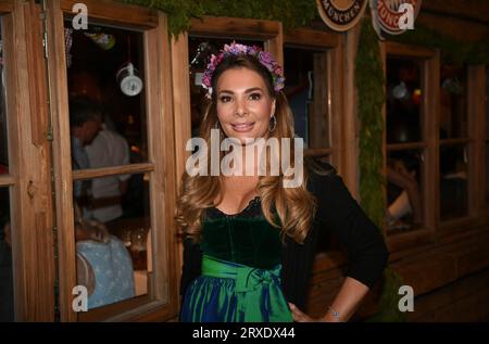 München, Deutschland. September 2023. Chiara Ohoven kommt ins Käferzelt. Die 188. Wiesn findet in diesem Jahr vom 16.09. Bis 03.10.2023 statt. Quelle: Felix Hörhager/dpa/Alamy Live News Stockfoto