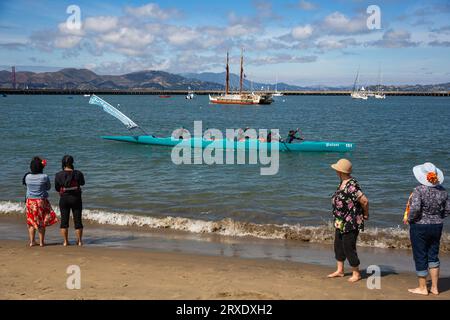 San Francisco, USA. September 2023. Das polynesische Kanu Hōkūleʻa erreicht die Aquatic Park Cove in San Francisco, Kalifornien am 24. September 2023. Sie startete im Juni in Alaska und soll während ihrer Umrundung des Pazifiks über einen Zeitraum von vier Jahren 43.000 Seemeilen zurücklegen und 36 Länder besuchen. Quelle: Jana Asenbrennerova/Alamy Live News Stockfoto