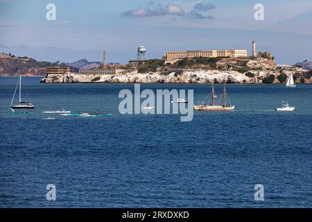 San Francisco, USA. September 2023. Das polynesische Kanu Hōkūleʻa erreicht die Aquatic Park Cove in San Francisco, Kalifornien am 24. September 2023. Sie startete im Juni in Alaska und soll während ihrer Umrundung des Pazifiks über einen Zeitraum von vier Jahren 43.000 Seemeilen zurücklegen und 36 Länder besuchen. Quelle: Jana Asenbrennerova/Alamy Live News Stockfoto