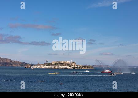 San Francisco, USA. September 2023. Das polynesische Kanu Hōkūleʻa erreicht die Aquatic Park Cove in San Francisco, Kalifornien am 24. September 2023. Sie startete im Juni in Alaska und soll während ihrer Umrundung des Pazifiks über einen Zeitraum von vier Jahren 43.000 Seemeilen zurücklegen und 36 Länder besuchen. Quelle: Jana Asenbrennerova/Alamy Live News Stockfoto