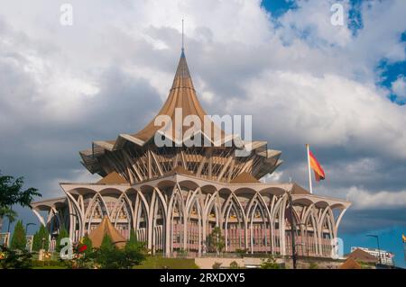 Der neunstöckige Sarawak State Legislative Complex (Dewan Undangan Negeri Sarawak oder DUN), der das Nordufer des Sarawak River überragt, wurde 2009 eröffnet Stockfoto