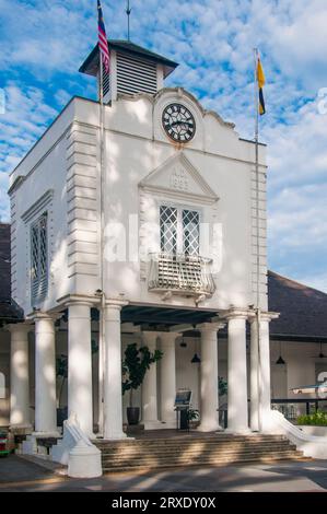 1883 barocker Uhrturm aus der Kolonialzeit im Old Courthouse Complex in Kuching, der Hauptstadt des Staates Sarawak auf Malaysisch-Borneo Stockfoto