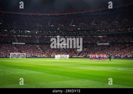 Madrid, Spanien. September 2023. Die Teams von Atletico Madrid und Real Madrid vor dem Fußballspiel sind bekannt als Derbi von Madrid gültig für den Spieltag 06 der LaLiga EA Sports im Estadio Civitas Metropolitano am 24. September 2023 in Madrid, Spanien Credit: Independent Photo Agency/Alamy Live News Stockfoto