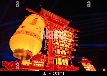 Fengnan City, China - 27. Januar 2023: Gigantische Tang-Laternen im Hetou Old Street Scenic Area. Stockfoto