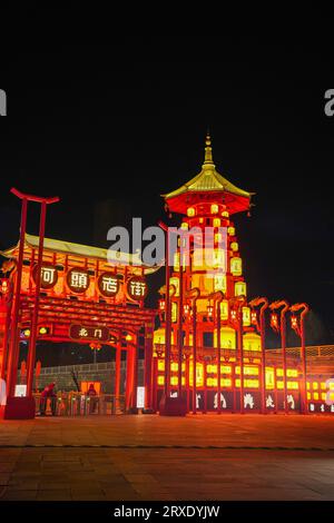 Fengnan City, China - 27. Januar 2023: Hetou Old Street Scenic Area Blumenlaternen bei Nacht. Stockfoto