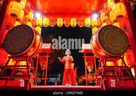 Fengnan City, China - 27. Januar 2023: Hetou Old Street Scenic Area Pingju Performance. Stockfoto