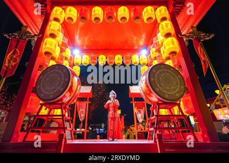 Fengnan City, China - 27. Januar 2023: Hetou Old Street Scenic Area Pingju Performance. Stockfoto