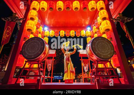 Fengnan City, China - 27. Januar 2023: Tanzvorstellung in Hetou Old Street Scenic Area. Stockfoto