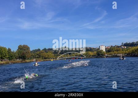 Pontevedra, Spanien. September 2023. Pontevedra, Spanien, 24. September 2023: Triathleten im Schwimmsektor während der Frauen-U23-Triathlon-Weltmeisterschaft 2023 am 24. September 2023 in Pontevedra, Spanien. (Foto: Alberto Brevers/Pacific Press) Credit: Pacific Press Media Production Corp./Alamy Live News Stockfoto