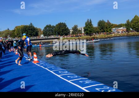 Pontevedra, Spanien. September 2023. Pontevedra, Spanien, 24. September 2023: Triathleten bestehen die erste Runde des Schwimmens während der Frauen-U23-Triathlon-Weltmeisterschaft 2023 am 24. September 2023 in Pontevedra, Spanien. (Foto: Alberto Brevers/Pacific Press) Credit: Pacific Press Media Production Corp./Alamy Live News Stockfoto