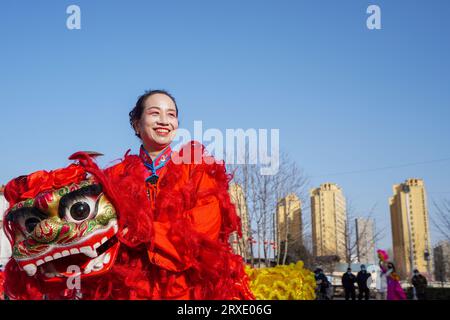 Luannan County, China - 29. Januar 2023: Die Menschen führen Löwentänze auf den Straßen während des Frühlingsfestes im Luannan County, Provinz Hebei, China auf Stockfoto