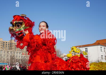 Luannan County, China - 29. Januar 2023: Die Menschen führen Löwentänze auf den Straßen während des Frühlingsfestes im Luannan County, Provinz Hebei, China auf Stockfoto