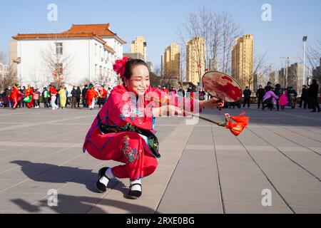 Luannan County, China - 29. Januar 2023: Die Menschen tragen bunte Kleidung und tanzen Yangko im Rhythmus auf dem Platz, Luannan County, Provinz Hebei, C Stockfoto