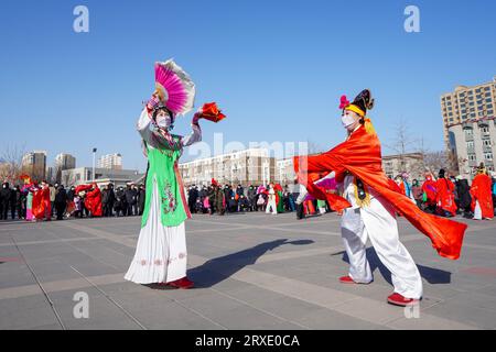 Luannan County, China - 29. Januar 2023: Die Menschen tragen bunte Kleidung und tanzen Yangko im Rhythmus auf dem Platz, Luannan County, Provinz Hebei, C Stockfoto