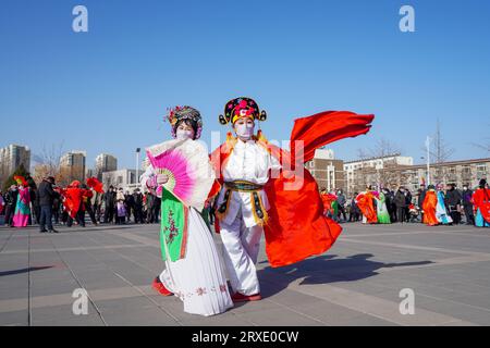 Luannan County, China - 29. Januar 2023: Die Menschen tragen bunte Kleidung und tanzen Yangko im Rhythmus auf dem Platz, Luannan County, Provinz Hebei, C Stockfoto