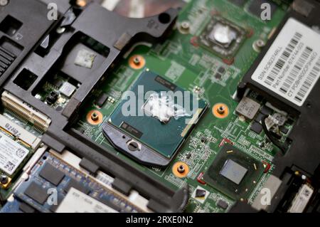 Kairo, Ägypten, 10. September 2023: Wartung des Kühlsystems eines Laptops, Behebung eines Problems in einer Computerhardware, Austausch von PC-Komponenten, Fixierung Stockfoto