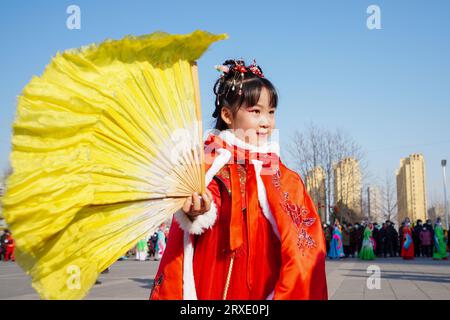 Luannan County, China - 30. Januar 2023: Ein kleines Mädchen tanzt Yangko auf dem Platz während des Frühlingsfestes, Luannan County, Provinz Hebei, CH Stockfoto