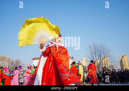 Luannan County, China - 30. Januar 2023: Ein kleines Mädchen tanzt Yangko auf dem Platz während des Frühlingsfestes, Luannan County, Provinz Hebei, CH Stockfoto