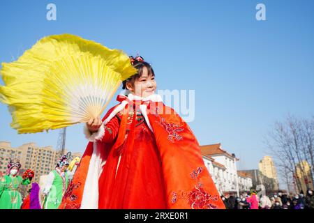 Luannan County, China - 30. Januar 2023: Ein kleines Mädchen tanzt Yangko auf dem Platz während des Frühlingsfestes, Luannan County, Provinz Hebei, CH Stockfoto