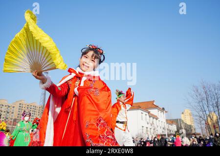 Luannan County, China - 30. Januar 2023: Ein kleines Mädchen tanzt Yangko auf dem Platz während des Frühlingsfestes, Luannan County, Provinz Hebei, CH Stockfoto