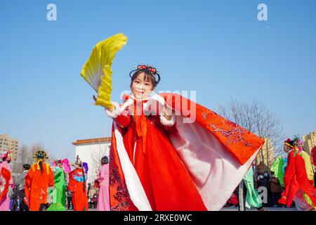 Luannan County, China - 30. Januar 2023: Ein kleines Mädchen tanzt Yangko auf dem Platz während des Frühlingsfestes, Luannan County, Provinz Hebei, CH Stockfoto