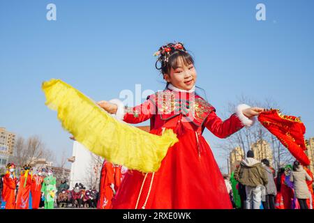 Luannan County, China - 30. Januar 2023: Ein kleines Mädchen tanzt Yangko auf dem Platz während des Frühlingsfestes, Luannan County, Provinz Hebei, CH Stockfoto