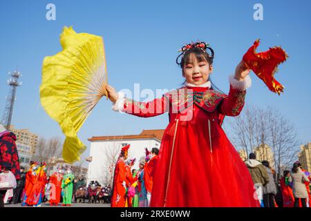 Luannan County, China - 30. Januar 2023: Ein kleines Mädchen tanzt Yangko auf dem Platz während des Frühlingsfestes, Luannan County, Provinz Hebei, CH Stockfoto