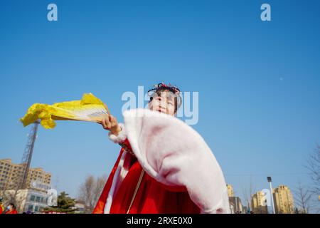 Luannan County, China - 30. Januar 2023: Ein kleines Mädchen tanzt Yangko auf dem Platz während des Frühlingsfestes, Luannan County, Provinz Hebei, CH Stockfoto