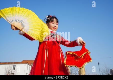 Luannan County, China - 30. Januar 2023: Ein kleines Mädchen tanzt Yangko auf dem Platz während des Frühlingsfestes, Luannan County, Provinz Hebei, CH Stockfoto