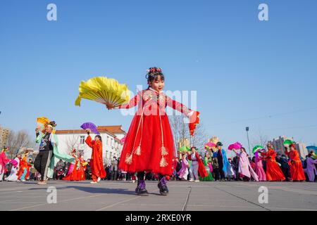 Luannan County, China - 30. Januar 2023: Ein kleines Mädchen tanzt Yangko auf dem Platz während des Frühlingsfestes, Luannan County, Provinz Hebei, CH Stockfoto