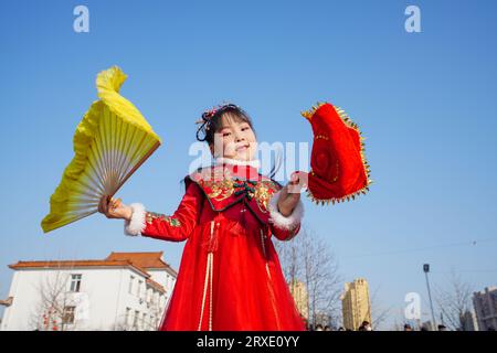 Luannan County, China - 30. Januar 2023: Ein kleines Mädchen tanzt Yangko auf dem Platz während des Frühlingsfestes, Luannan County, Provinz Hebei, CH Stockfoto