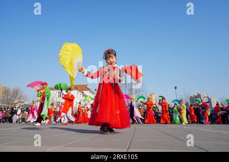 Luannan County, China - 30. Januar 2023: Ein kleines Mädchen tanzt Yangko auf dem Platz während des Frühlingsfestes, Luannan County, Provinz Hebei, CH Stockfoto