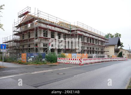 Potsdam, Deutschland. September 2023. Das Gerüst steht auf dem Rohbau eines Wohnhauses im Potsdamer Stadtteil Bornim. Wie kann Deutschland wieder eine Wohnung finden? Das ist die Frage, die am Montag im Kanzleramt diskutiert wird. (Zum dpa-Krisentreffen im Bundeskanzleramt - Wann kommt der "Boom" im Wohnungsbau?) Quelle: Soeren Stache/dpa/Alamy Live News Stockfoto