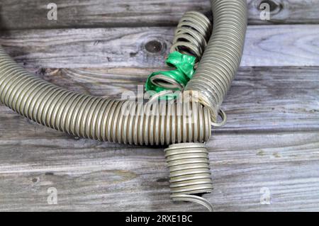 Ein gebrochener flexibler Schlauch aus einem Staubsauger, minderwertigen Materialien und Wartungskonzept, ein Staubsauger ist eine elektrische Hausmaschine Stockfoto