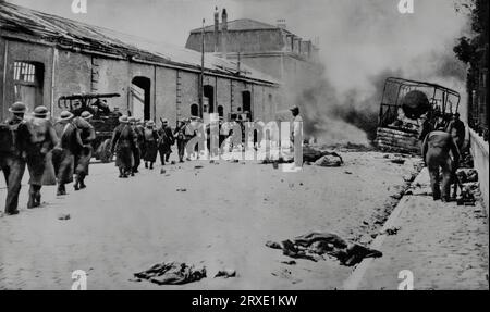 Soldaten der British Expeditionary Force (BEF) marschieren zur Evakuierung in Richtung Dunkirk. Operation Dynamo, die Evakuierung von mehr als 338.000 alliierten Soldaten während des Zweiten Weltkriegs von den Stränden und dem Hafen von Dünkirchen im Norden Frankreichs, zwischen dem 26. Mai und dem 4. Juni 1940. Stockfoto