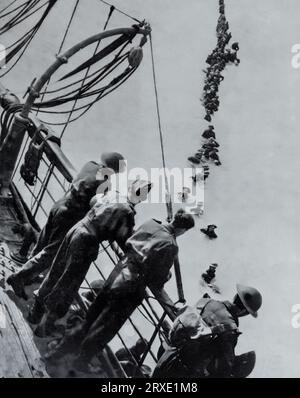 Soldaten der British Expeditionary Force (BEF), die während der Operation Dynamo, der Evakuierung von mehr als 338.000 alliierten Soldaten während des Zweiten Weltkriegs von den Stränden und dem Hafen von Dunkirk im Norden Frankreichs, zwischen dem 26. Mai und dem 4. Juni 1940 auf ein Schiff hinauswaten. Stockfoto