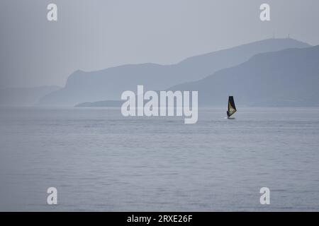 Windsurfen an der Küste von Artemida in Attika, Griechenland. Stockfoto