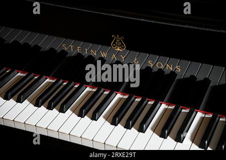 Steinway and Sons Konzertflügel-Großaufnahme in Athen, Griechenland. Stockfoto