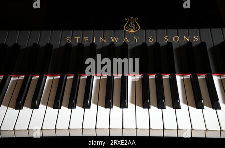 Steinway and Sons Konzertflügel-Großaufnahme in Athen, Griechenland. Stockfoto