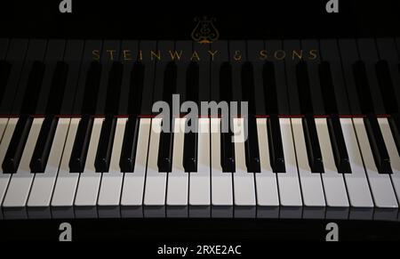 Steinway and Sons Konzertflügel-Großaufnahme in Athen, Griechenland. Stockfoto