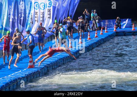 Pontevedra, Galicien, Spanien. September 2023. Pontevedra, Spanien, 24. September 2023: Eine Triathletin, die während der Frauen-Elite-Triathlon-Weltmeisterschaft 2023 am 24. September 2023 in Pontevedra, Spanien, ins Wasser springt. (Bild: © Alberto Brevers/Pacific Press über ZUMA Press Wire) NUR REDAKTIONELLE VERWENDUNG! Nicht für kommerzielle ZWECKE! Stockfoto