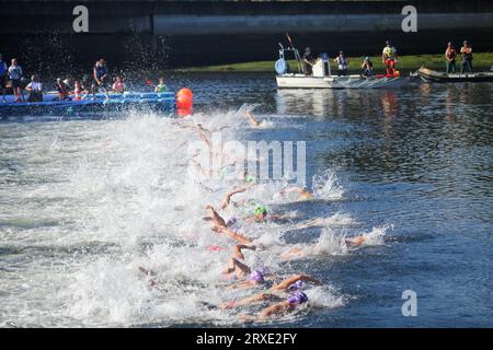 Pontevedra, Galicien, Spanien. September 2023. Pontevedra, Spanien, 24. September 2023: Triathleten im Schwimmbereich während der Frauen-Elite-Triathlon-Weltmeisterschaft 2023, am 24. September 2023, in Pontevedra, Spanien. (Bild: © Alberto Brevers/Pacific Press über ZUMA Press Wire) NUR REDAKTIONELLE VERWENDUNG! Nicht für kommerzielle ZWECKE! Stockfoto