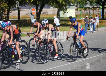 Pontevedra, Galicien, Spanien. September 2023. Pontevedra, Spanien, 24. September 2023: Die britische Triathletin Beth Potter im Peloton während der Elite-Frauen-Triathlon-Weltmeisterschaft 2023 am 24. September 2023 in Pontevedra, Spanien. (Bild: © Alberto Brevers/Pacific Press über ZUMA Press Wire) NUR REDAKTIONELLE VERWENDUNG! Nicht für kommerzielle ZWECKE! Stockfoto