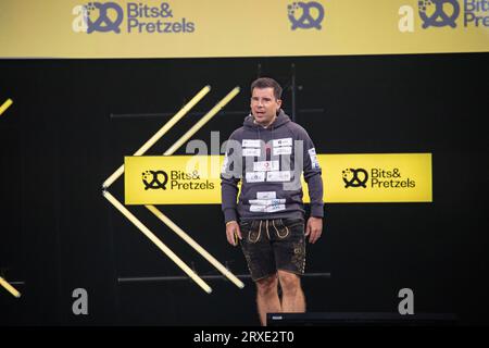 München, Deutschland. September 2023. Felix Haas bei der 10. Bits 'n Pretzels am 24.9.2023 in München. Die BNP wird Start-ups, Kunden und Investoren zusammenführen. Die Messe ist auf 5000 Besucher limitiert. Felix Haas bei den 10th Bits 'n Bretzels am 24. September 2023 in München. Die BNP will Start-ups, Kunden und Investoren zusammenbringen. Die Messe ist auf 5000 Besucher beschränkt. (Foto: Alexander Pohl/SIPA USA) Credit: SIPA USA/Alamy Live News Stockfoto