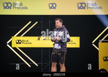 München, Deutschland. September 2023. Felix Haas bei der 10. Bits 'n Pretzels am 24.9.2023 in München. Die BNP wird Start-ups, Kunden und Investoren zusammenführen. Die Messe ist auf 5000 Besucher limitiert. Felix Haas bei den 10th Bits 'n Bretzels am 24. September 2023 in München. Die BNP will Start-ups, Kunden und Investoren zusammenbringen. Die Messe ist auf 5000 Besucher beschränkt. (Foto: Alexander Pohl/SIPA USA) Credit: SIPA USA/Alamy Live News Stockfoto
