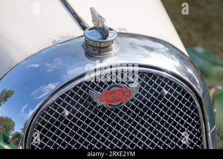 Talmont, Frankreich - 09 12 2023 : Morgan Three Wheeler Super Sports Wings Logo Marke und Textschild Motorhaube Rennwagen Vintage uk Fahrzeug Stockfoto