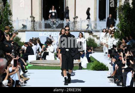 Mailand, Italien. September 2023. Models präsentieren Kreationen aus Bosidens neuer Kollektion auf einer Modenschau in Mailand, Italien, am 24. September 2023. Quelle: Jin Mamengni/Xinhua/Alamy Live News Stockfoto