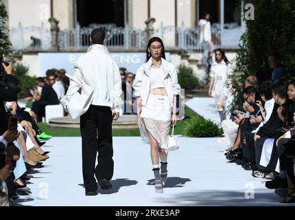 Mailand, Italien. September 2023. Models präsentieren Kreationen aus Bosidens neuer Kollektion auf einer Modenschau in Mailand, Italien, am 24. September 2023. Quelle: Jin Mamengni/Xinhua/Alamy Live News Stockfoto