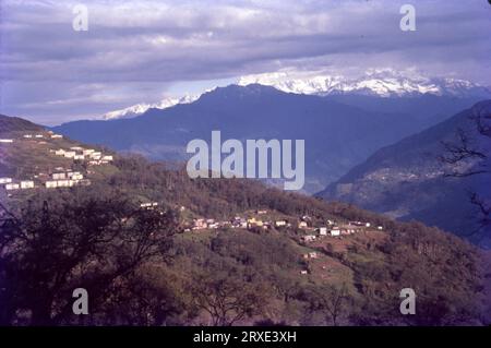 Tashi View Point ist eine der wichtigsten Touristenattraktionen von Gangtok und liegt 7 km von Gangtok City entfernt. Der Ort ist ein muss für Naturliebhaber, da er einen ausgezeichneten Blick auf die imposanten Himalaya-Berge bietet, insbesondere den Mount Kanchenjunga und Siniolchu. Stockfoto